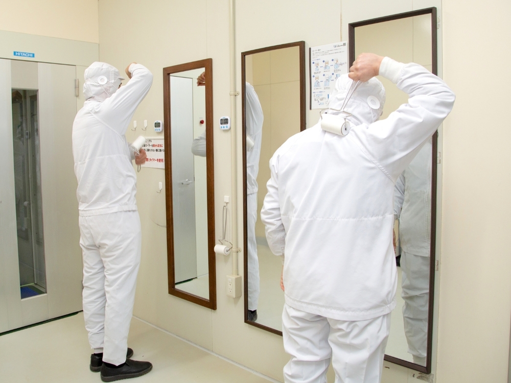 HACCP(危害分析重要管理点)の考え方に基づいた衛生管理 粘着ローラーを用いた塵埃の除去
